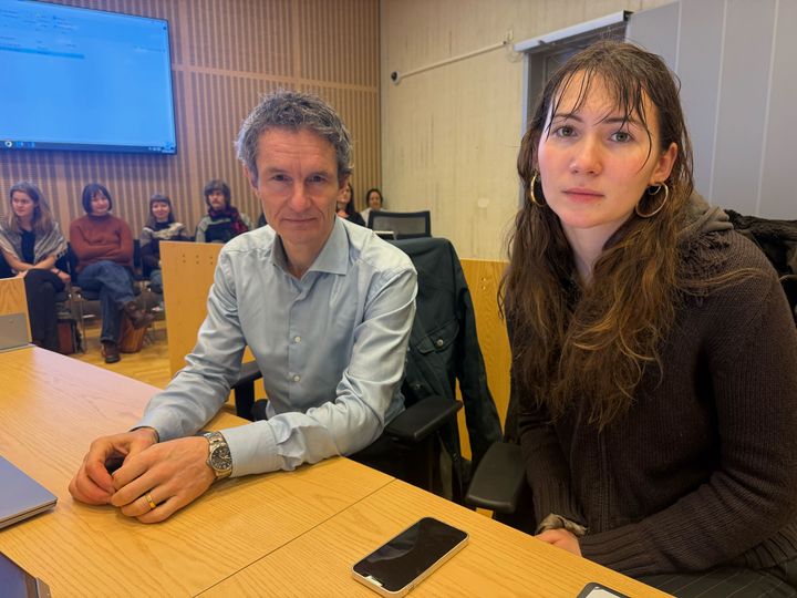 Tror på seier og dumpestopp. Truls Gulowsen, leder i Naturvernforbundet, og Sigrid Hoddevik Losnegård, leder i Natur og Ungdom, i Gulating lagmannsrett.