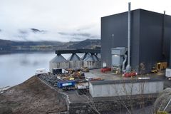 Nordic Minings gruveanlegg ved Førdefjorden, hvor selskapet har dumpet flere hundre tusen tonn med gruveavfall siden oppstarten høsten 2024.