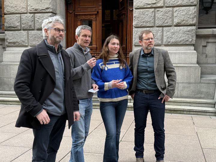 Norges Jeger- og Fiskerforbund og Norske Lakseelver har blitt med som partshjelpere i Fjordsøksmålet. Fra venstre: Eldar Berli, generalsekretær i NJFF, Truls Gulowsen, leder i Naturvernforbundet, Sigrid Hoddevik Losnegård, leder i Natur og Ungdom, og Torfinn Evensen, generalsekretær i Norske Lakseelver, utenfor Høysterett i Oslo.