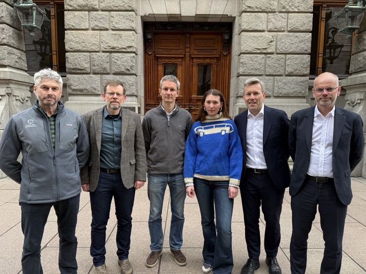 Bred allianse bak Førdefjorden: generalsekretær Eldar Berli i Norges Jeger- og Fiskerforbund, generalsekretær Torfinn Evensen i Norske Lakseelver, Naturvernforbundets leder Truls Gulowsen og Sigrid Hoddevik Losnegård, leder i Natur og Ungdom, sammen med advokatene Amund Noss og Asle Bjelland fra CMS Kluge.