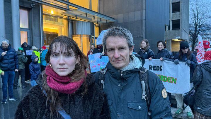 Sigrid Hoddevik Losnegård, leder i Natur og Ungdom, og Truls Gulowsen, leder i Naturvernforbundet, utenfor Gulating lagmannsrett.