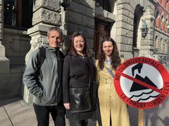 Truls Gulowsen, leder i Naturvernforbundet, Anne-Line Thingnes Førsund fra Naturvernforbundet i Sogn og Fjordane, og Sigrid Hoddevik Losnegård, leder i Natur og Ungdom, utenfor Høyesterett i april 2026.