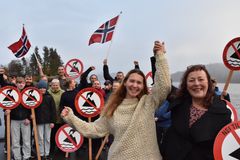 Full jubel for Førdefjorden i Vevring. Sigrid Hoddevik Losnegård, leder i Natur og Ungdom, og Anne-Line Thingnes Førsund fra Naturvernforbudet sammen med fjordvenner fra Vevring ved Førdefjorden.