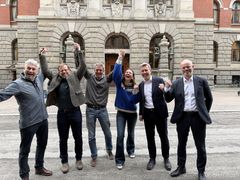 Full jubel for Førdefjorden. Truls Gulowsen, leder i Naturvernforbundet, og Sigrid Hoddevik Losnegård, leder i Natur og Ungdom, sammen med partshjelperne Eldar Berli, generalsekretær i Norges Jeger- og Fiskerforbund, og Torfinn Evensen, generalsekretær i Norske Lakseelver (til venstre). Til høyre advokatene Amund Noss og Asle Bjelland fra CMS Kluge.