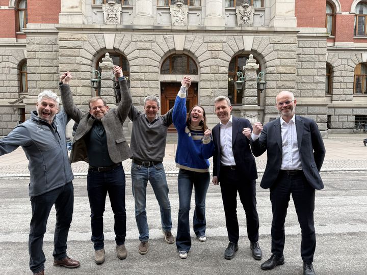 Full jubel for Førdefjorden. Truls Gulowsen, leder i Naturvernforbundet, og Sigrid Hoddevik Losnegård, leder i Natur og Ungdom, sammen med partshjelperne Eldar Berli, generalsekretær i Norges Jeger- og Fiskerforbund, og Torfinn Evensen, generalsekretær i Norske Lakseelver (til venstre). Til høyre advokatene Amund Noss og Asle Bjelland fra CMS Kluge.