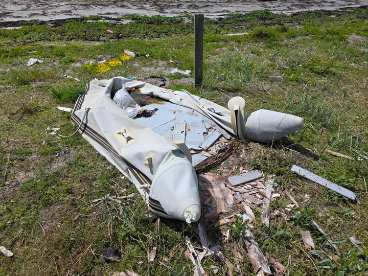 Tips til Fiks fjorden: Gummibåt/RIB ligger forlatt ved Kustranda på Jomfruland og forurenser, 24. juni 2026. Status: Meldt videre - skjærgårdstjenesten er på saken!