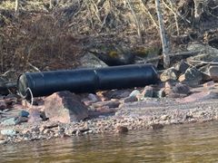 Tips til Fiks fjorden: Stort plastrør ligger på stranda, ca fem meter langt, ca 50 cm i diameter, Drammen, 29. mars 2026. Status: Saken er løst