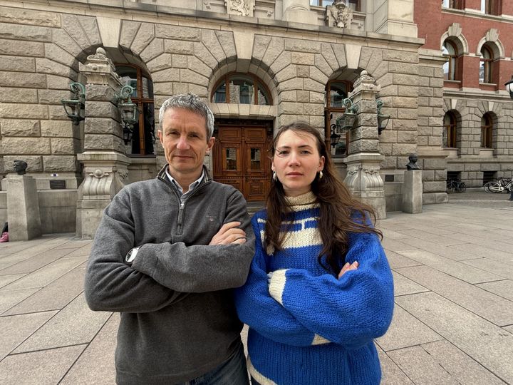 Truls Gulowsen, leder i Naturvernforbundet, og Sigrid Hoddevik Losnegård, leder i Natur og Ungdom, utenfor Høyesterett.