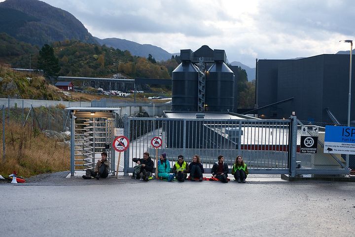 Aksjonister ved Førdefjorden 2026
