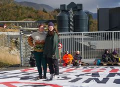 Det vedlagte bildet kan fritt brukes: Har folket i ryggen. Pernille Bonnevie Hansen, leder i Naturvernforbundet, og Sigrid Hoddevik Losnegård, leder i Natur og Ungdom, foran Nordic Minings gruveanlegg ved Førdefjorden. I bakgrunnen er aksjonister fra Natur og Ungdom.
