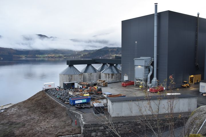 Naturvernforbundet og Natur og Ungdom krever regjeringen trekker den midlertidige tillatelsen tilbake og stanser Nordic Minings dumping av gruveavfall i Førdefjorden umiddelbart. Nordic Minings anlegg på Engebø.