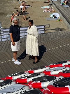 Kultur- og likestillingsminister Lubna Jaffery og daglig leder i Flyte, Mia Bergmann under minnemarkeringen på Sørenga i Oslo.