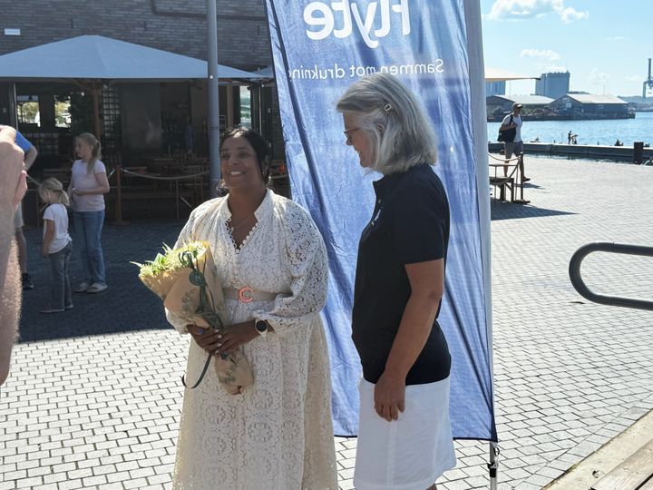 Kultur- og likestillingsminister Lubna Jaffery og daglig leder i Flyte, Mia Bergmann under minnemarkeringen på Sørenga i Oslo.