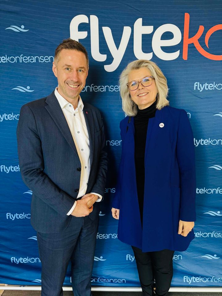 fra Flytekonferansen i 2025, statssekretær Even T. Sagebakken (Ap) og daglig leder Mia Bergmann (Flyte)