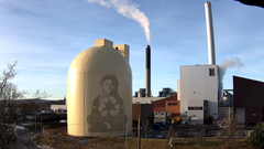 En 33 meter høy termos har reist seg ved Celsios varmesentral på Haraldrud i Oslo.