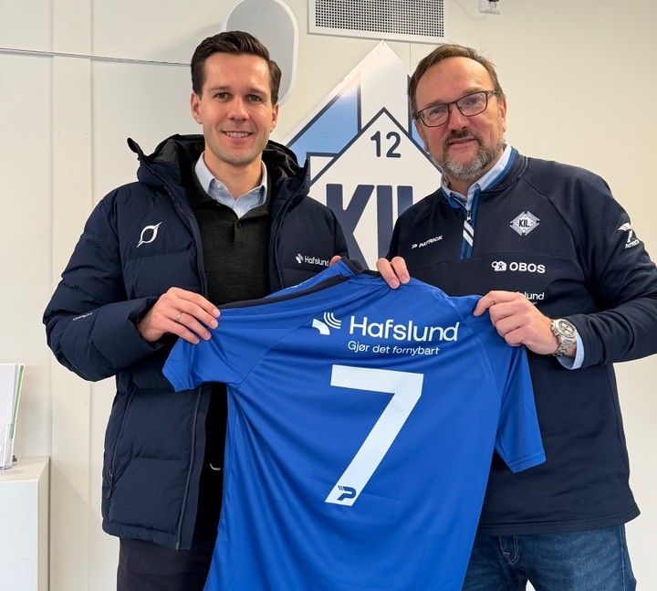 Fra venstre: administrerende direktør i Hafslund Celsio, Martin S. Lundby og styreleder i Klemetsrud idrettslag Kyrre Alvær