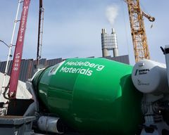 Betongbil på byggeplass