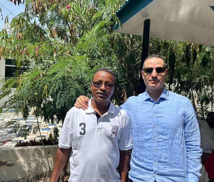 Sayd Jurde Hayd sammen med advokat Farid Bouras i Elden Advokatfirma like før avreise fra Hargeisa lufthavn tidligere idag