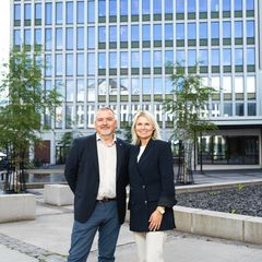 Lars Skjønnås, rådmann Narvik kommune og Mona Slåtto Olsen, banksjef bedriftsmarked Hålogaland, SpareBank 1 Nord-Norge.