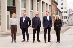 Fra venstre: Hanne Nordgaard, administrerende direktør SpareBank 1 Helgeland, Hugo Thode Hansen, administrerende banksjef Sparebank 68° Nord, Bjørn Tore Hansen, banksjef Gildeskål sparebank, Paul Carsten Holst, administrerende direktør Sparebanken Narvik og Hanne Karoline Kræmer, konsernsjef SpareBank 1 Nord-Norge. Foto: Håkon Steinmo