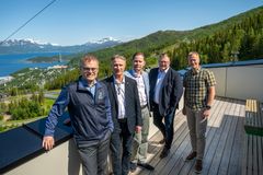 SAMMEN FOR VM: På et pressemøte i Narvik i dag presenterte de nordnorske sparebankene den felles støtten til alpint-VM. Fra venstre: Ragnar Norum (daglig leder, Narvikfjellet Allmenn AS), Bjørn Bardal (konserndirektør Personmarked, SpareBank 1 Nord-Norge), Paul Carsten Holst (adm.dir., Sparebanken Narvik), Hugo Thode Hansen (adm.dir, Sparebank 68° Nord),  Knut-Eirik Dybdahl (påtroppende daglig leder for VM i alpint i Narvik 2029).