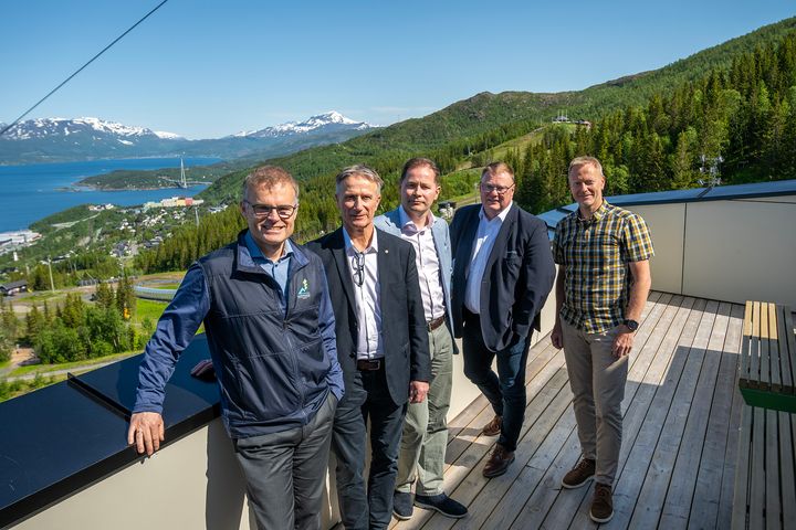 SAMMEN FOR VM: På et pressemøte i Narvik i dag presenterte de nordnorske sparebankene den felles støtten til alpint-VM. Fra venstre: Ragnar Norum (daglig leder, Narvikfjellet Allmenn AS), Bjørn Bardal (konserndirektør Personmarked, SpareBank 1 Nord-Norge), Paul Carsten Holst (adm.dir., Sparebanken Narvik), Hugo Thode Hansen (adm.dir, Sparebank 68° Nord),  Knut-Eirik Dybdahl (påtroppende daglig leder for VM i alpint i Narvik 2029).