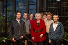 Juryen for kunstnerstipendet, fra venstre: Kristoffer Nohr Unstad, låtskriver og musiker, Bodø. Brynjar Rasmussen, kunstnerisk leder i Scene Nord, Vadsø. Juryleder Vilde Fjeldheim Wold i Samfunnsløftet SpareBank 1 Nord-Norge, Tromsø. Eva Ch. Nilsen, regissør og filmskaper, Vesterålen. Caroline Kaspara Palonen, forfatter, Harstad. Maria Landmark, koreograf, pedagog og produsent, Alta. Svein Ingvoll Pedersen, avdelingsdirektør Museum Nord, Vågan.