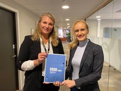 Fungerende direktør i Mattilsynet Lise Petterson fikk overlevert NORM-VET-rapporten 2022 fra administrerende direktør ved Veterinærinstituttet Torill Moseng. Foto: Tom Haavardstun, Veterinærinstituttet