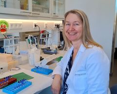 Forsker Ingunn Anita Samdal ved Veterinærinstituttet, mener at med videre forskning kan metoder utvikles til å gi rask påvisning av algegiften ute på anleggene. Foto: Veterinærinstituttet