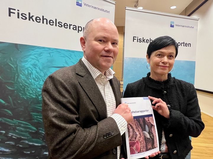Redaktør for Fiskehelserapporten, Torfinn Moldal, og avdelingsdirektør for fiskehelse og fiskevelferd ved Veterinærinstituttet, Ingunn Sommerset. De presenterer Fiskehelserapporten for 2025 under et arrangement på VilVite-senteret i Bergen i dag 11. mars 2026. Foto: Asle Haukaas, Veterinærinstituttet