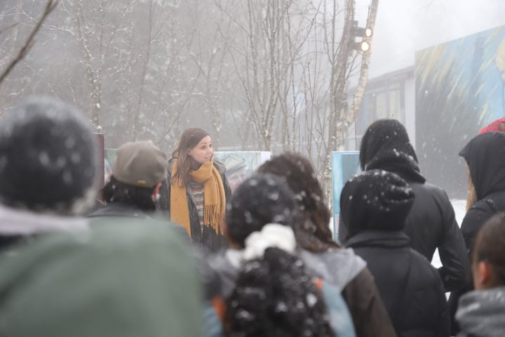 Voksenåsen pedagog Marie Thrana Tindstad underviser en gruppe elever under en hågkomstreise i Oslo.