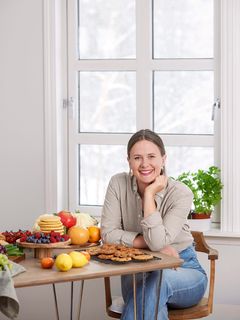 Helle Ørbeck er matinfluenser, lærer i videregående skole og mamma til to jenter. Hun begynte å dele oppskrifter på Instagramkontoen @helleorbeck i 2021, og har nå en solid gjeng sultne fans på både Instagram og TikTok. Foto: Gry Traaen