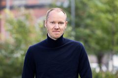 Geir Stian Ulstein er utdannet historiker og er forfatter av et titalls romaner og sakprosabøker. Nå er han aktuell med «Grev Jakob».