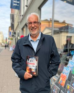 Den populære forfatteren forsøker å sette norgesrekord ved å besøke 410 bokhandlere før jul.