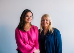 Ingvill Weider er økonom, og gikk ned 30 kilo over fem år ved hjelp av langsiktig vaneendring. Hege Leandersen er spesialsykepleier med utdanning innen psykisk helse og kognitiv terapi. «Vaneknuseren» er deres første bok. Foto: Bonnier Norsk Forlag