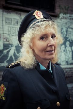 Den pensjonerte politikvinnen Kim Anne Hiorth har skrevet en bok om menneskene hun har truffet gjennom over 30 år i politiet. Foto: Marte Gundersen