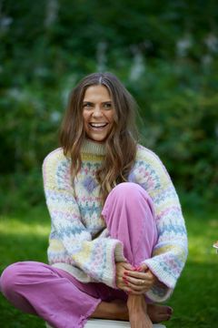I «Runastrikk» deler Runa Sommerfelt sin kjærlighet til strikking og inviterer deg inn i strikkebobla hennes. Foto: Gry Traaen