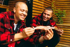 – Vi har vært gode kompiser i over 12 år, men det var først da vi ble naboer for et par år siden at grill-entusiasmen startet, sier Kristoffer Tømmerbakke og Atle Pettersen. Foto: Håkon Grønn Paulsen