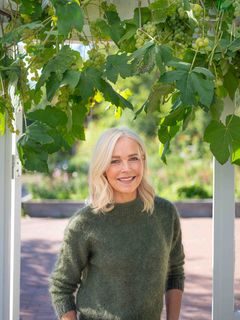 Berit Nordstrand viser deg hva du bør spise og hvordan du kan gjøre små justeringer som gradvis kan bedre livskvaliteten og helsen. Foto: Mats Dreyer