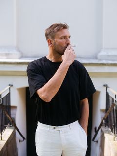 –Jeg har ofte tenkt at jeg heller vil dø enn å stues bort på et sykehjem. Men det er lett å si når du er ung og frisk, sier Birger Emanuelsen. Foto: Bonnier Norsk Forlag