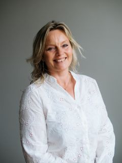 Hege Norman-Stormbringer er aktuell med roman basert på eget liv og ekte hendelser fra krigen. Foto: Christopher Helberg