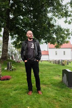 Lasse W. Fosshaug skriver med ømhet og svart humor om døden som en del av livet i sin nye roman. Foto: André Øien Langvand