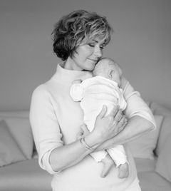 Sissel sammen med sitt bonus-barnebarn, som også ble coverfotoet.