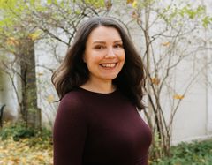 I boken åpner Almhjell en portal til den snødekte verdenen Sylver – et rike der alle dyr som en gang har elsket og vært elsket av et barn, lever videre.