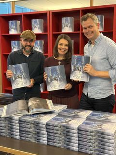 Med på laget har hun illustratør Hans Jørgen Sandnes og scenograf Jon Løvaas, som sammen har skapt et særegent visuelt uttrykk ved å kombinere illustrasjoner med tredimensjonale miniatyrmodeller av scener og steder fra det fiktive universet Sylver.