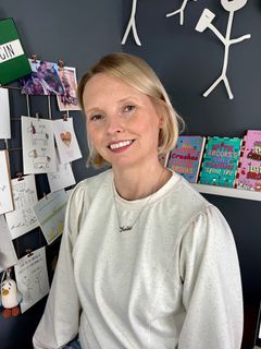 Katie Kirby inntar førsteplassen i Norge. Foto: Bonnier Norsk Forlag