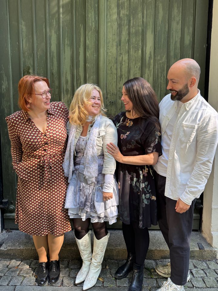 Gjengen bak Fantastisk forlag er klar med sin første lansering. - Vi har lest mange bøker, og er veldig stolte over å la Ulvebundet være første bok ut, sier redaktør Tonje Tornes. Her er hun sammen med resten av den fantastiske gjengen, - fra venstre - Siri Pettersen, Tonje Tornes, Tone Almhjell og Andre Nilsen.