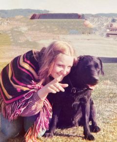 Vi møter Anne B. Ragde som 15-åring. Her med hunden Jossi. Foto: Privat