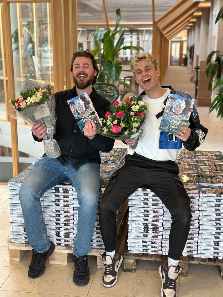 Odin Helgheim (tegner) og Victor Sotberg (forfatter) har hatt stor suksess med Edelmot-serien, nå har de designet årets Trykk Trafikk-reflekser.