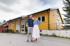 Her ser vi Amanda med ektemannen Barry foran deres nykjøpte hus i Narvik. Foto: Kalle Punsvik